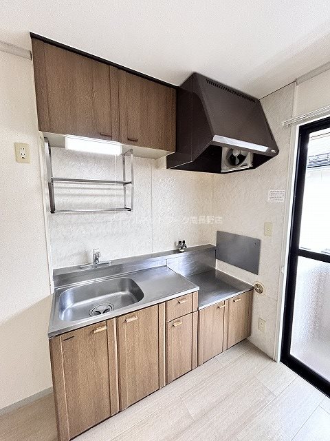 キッチン　写真は202号室です(参考)