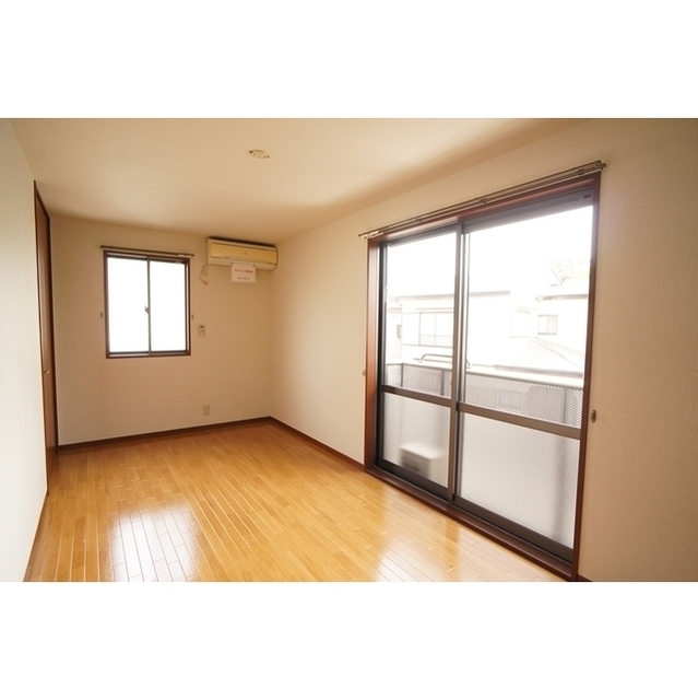 居室・リビング　南向き角部屋で窓多く明るいです
