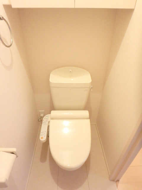 トイレ　収納付き・温水洗浄便座のトイレ