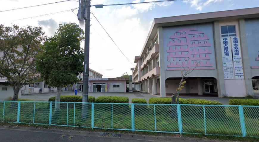 中学校　桜ケ丘中学校（中学校）まで263m