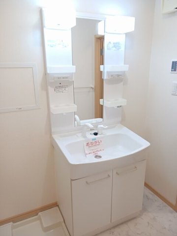 洗面設備　明るい洗面所です