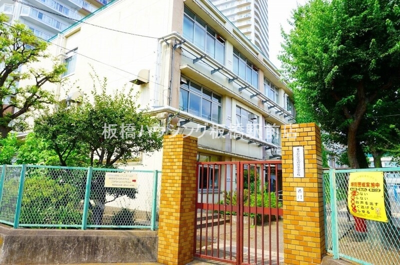 小学校　北区立滝野川第二小学校（小学校）まで475m