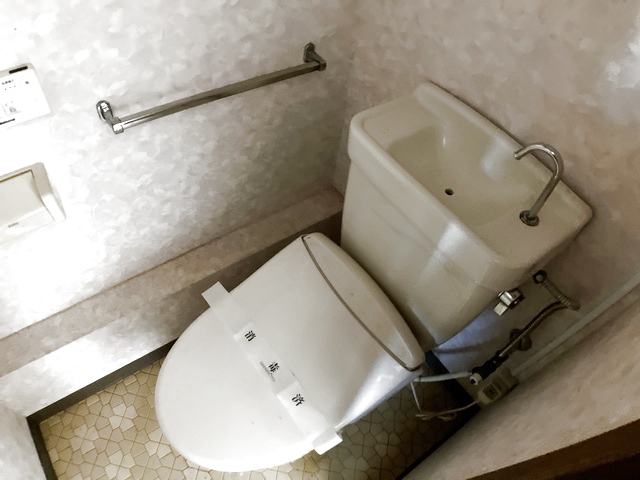 トイレ　※補修前の参考画像の為、設備等は現況優先。