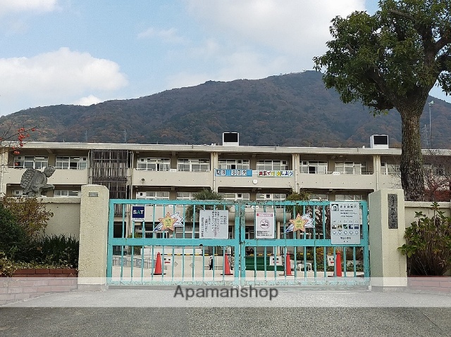 小学校　明立小学校（小学校）まで623m