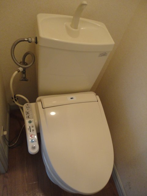 トイレ　落ち着いた色調のトイレです
