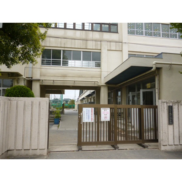 中学校　市川市立第八中学校（中学校）まで417m
