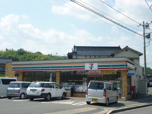コンビニ　セブンイレブン（コンビニ）まで825m