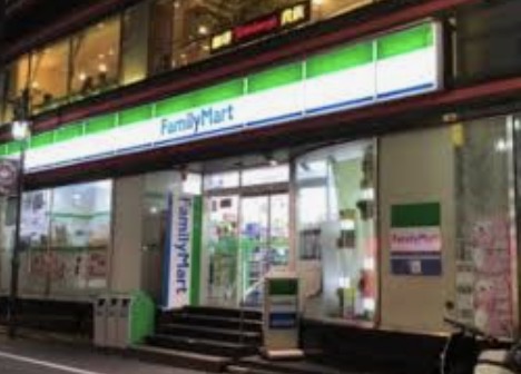 コンビニ　ファミリーマート新宿十二社店（コンビニ）まで147m