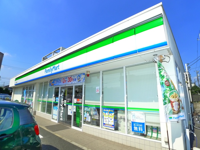 コンビニ　ファミリーマート（コンビニ）まで650m