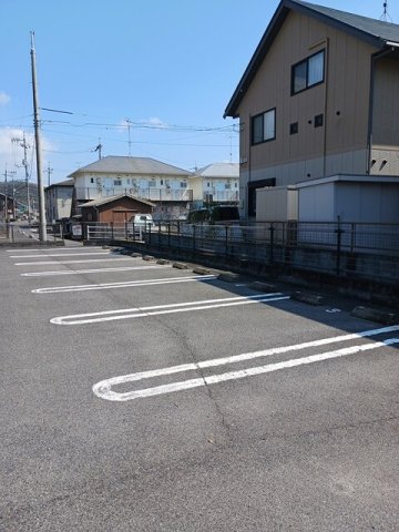 駐車場　駐車場があるので、車を買う予定の方も安心です