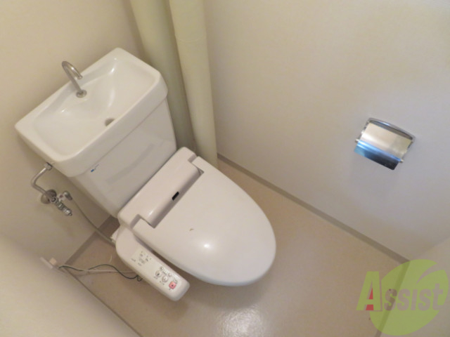 トイレ　ウォシュレット機能がついたトイレです。安心して使用できますね