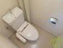 トイレ　ウォシュレット機能がついたトイレです。安心して使用できますね