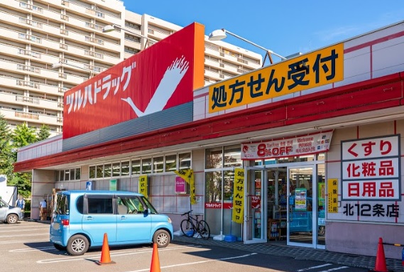 ドラックストア　調剤薬局ツルハドラッグ北12条店（ドラッグストア）まで634m