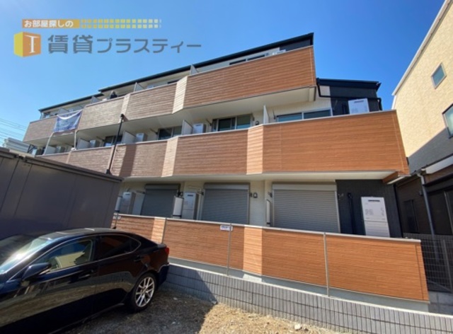 建物外観　通り沿い立地で目を引くおしゃれアパート