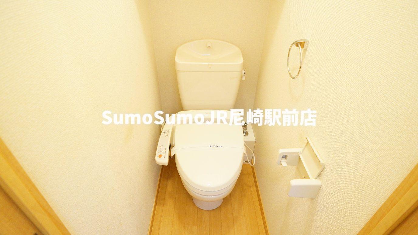 トイレ　落ち着いた色調のトイレです
