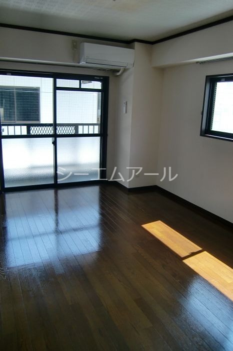 居室・リビング　同建物・別部屋