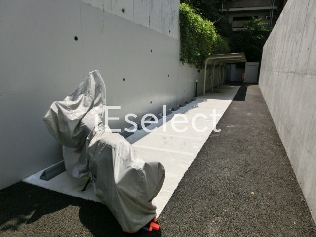 駐車場　バイク置場、駐輪スペースがあります。