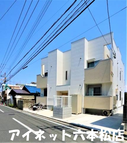 建物外観　最寄り駅徒歩8分圏内の人気デザイナーズアパートです