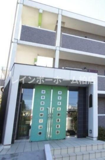 エントランス　落ち着いたエントランスです