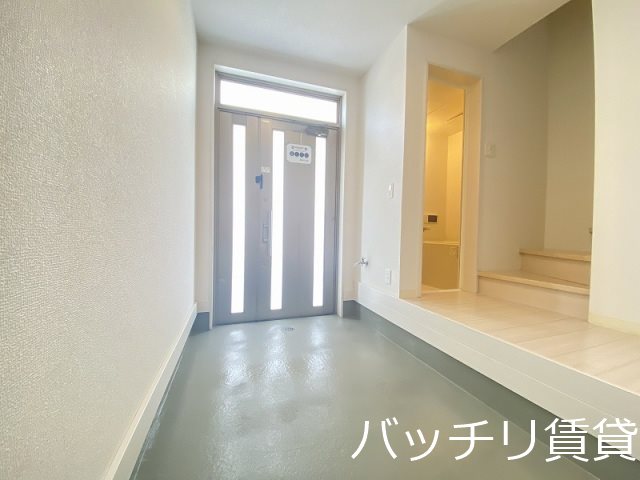 玄関　※同型タイプ写真のため、現状