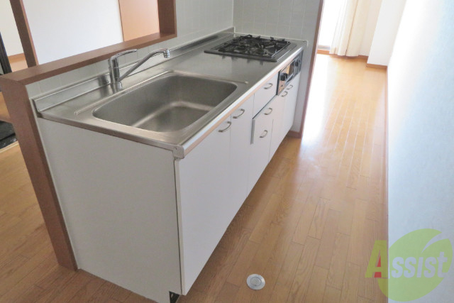キッチン　コンロが３つ付いているシステムキッチン。使いやすそうです。