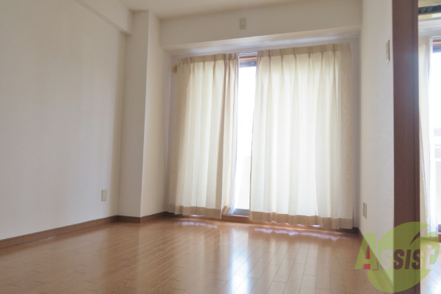 その他部屋・スペース　南向きのお部屋なので、日の光がたくさん入って明るい印象です。