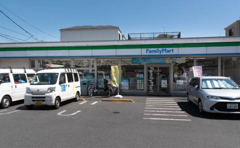 コンビニ　ファミリーマート（コンビニ）まで926m