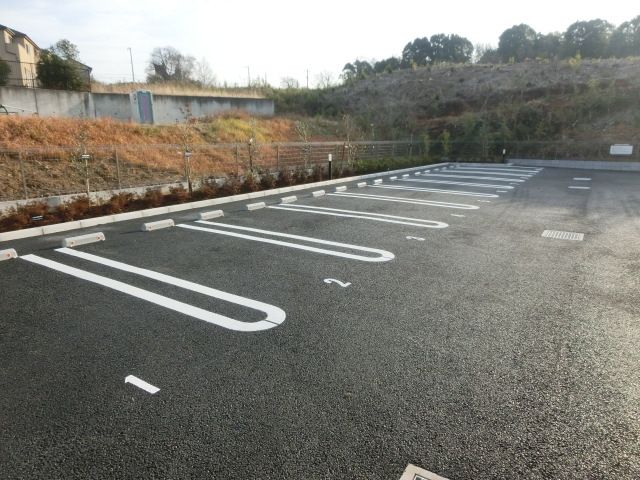 駐車場　停めやすそうな広々駐車場