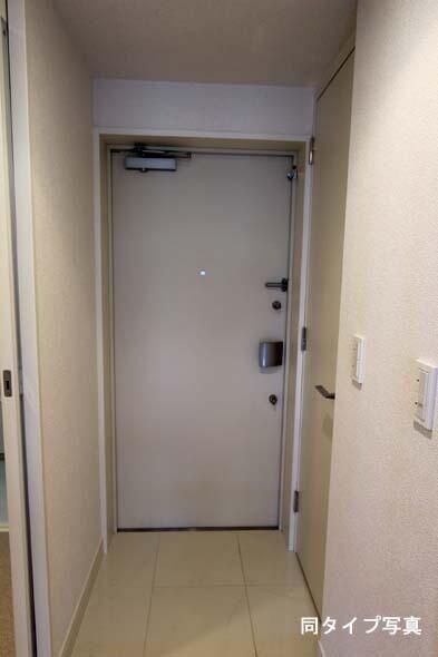 玄関　写真は同タイプ住居です