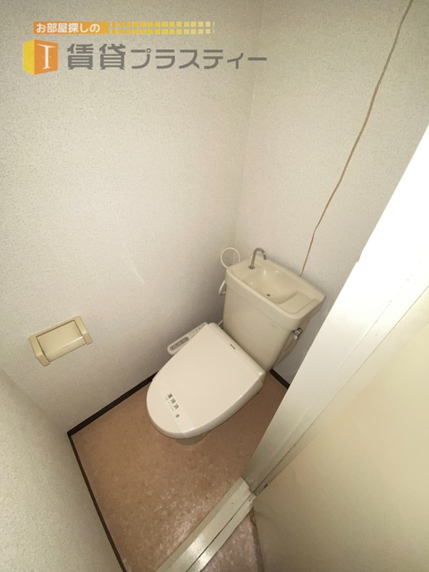 トイレ　温水洗浄便座付き。