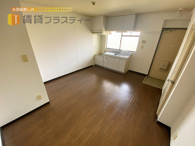居室・リビング　採光窓が多く、明るいお部屋です。