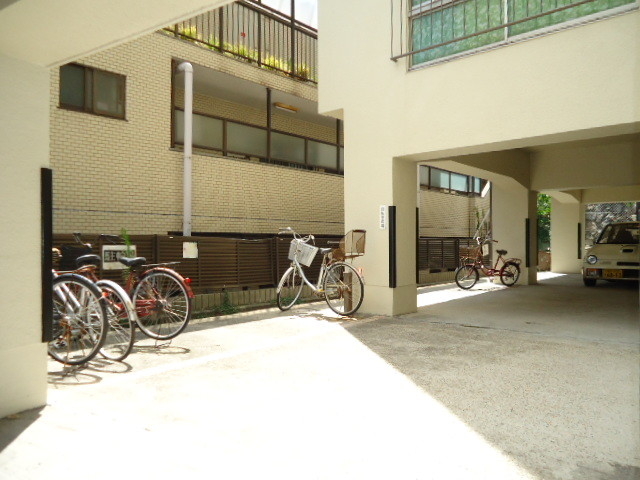 エントランス　自転車置き場も広々、いっぱい置けますね