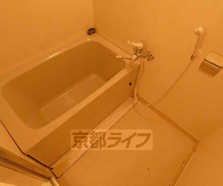 バス・シャワールーム　ゆったりとした浴室です。