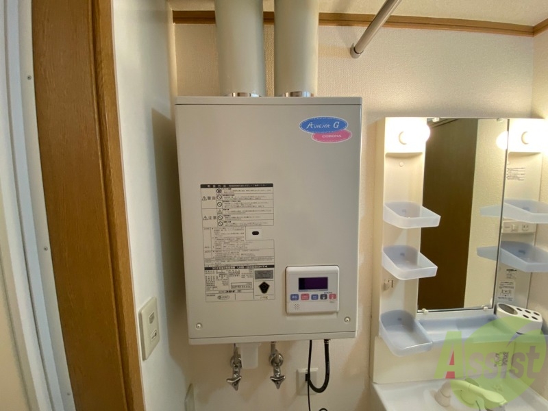 その他設備　給湯器は簡単操作で温度調整ができますよ。