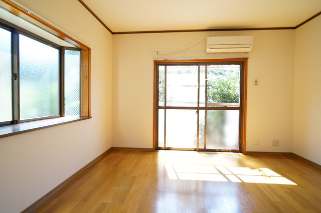 居室・リビング　洋室７帖　角部屋２面採光で明るく、通風も良好です