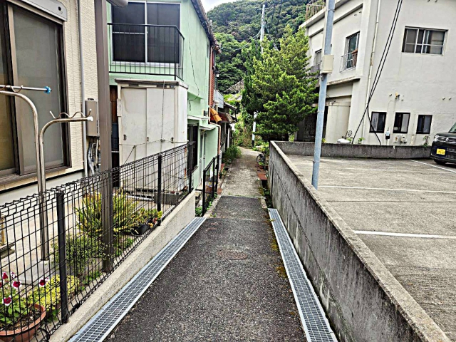 その他　玄関前側道