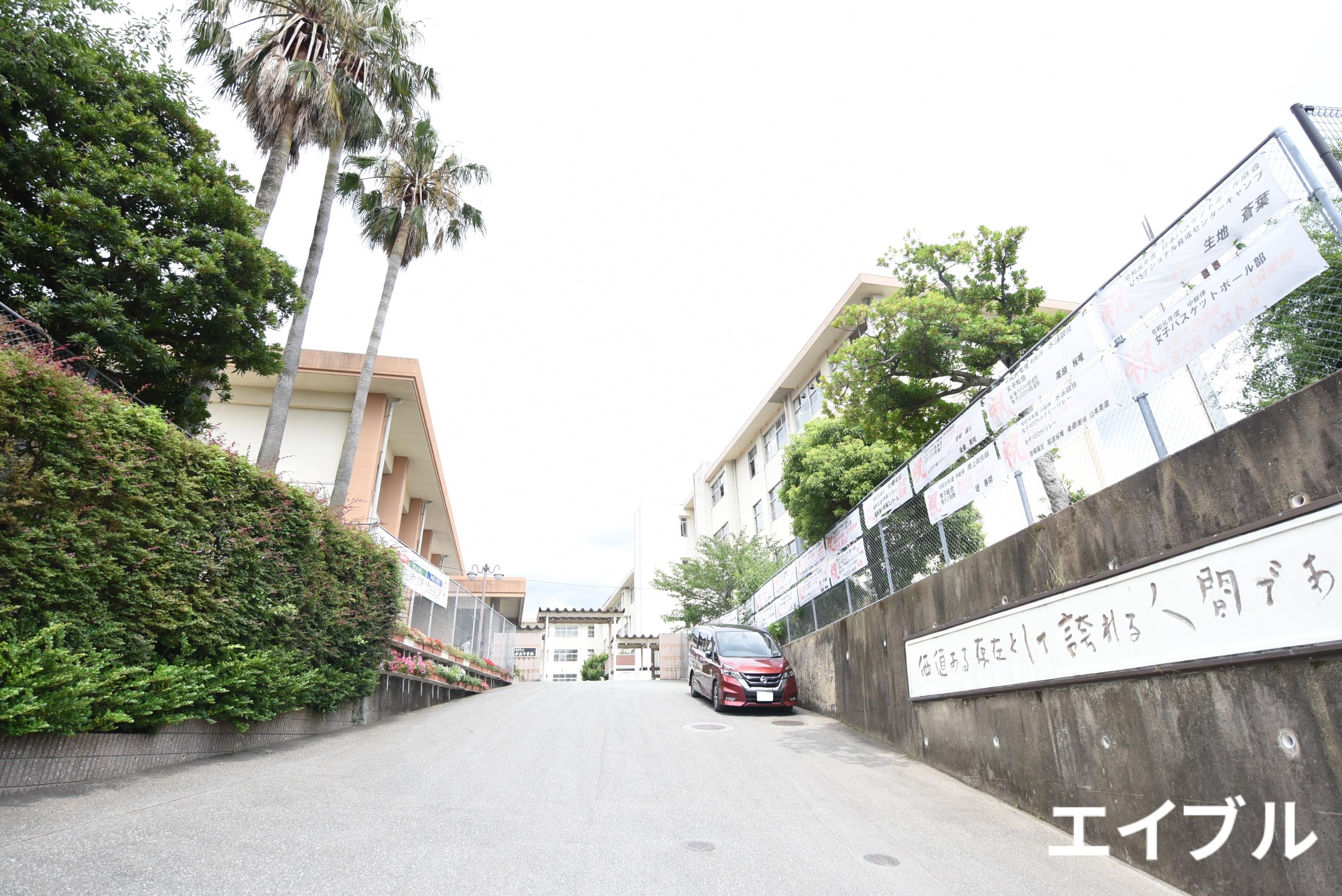中学校　福岡市立長丘中学校（中学校）まで447m