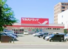 ドラックストア　ツルハドラッグ月寒店（ドラッグストア）まで948m