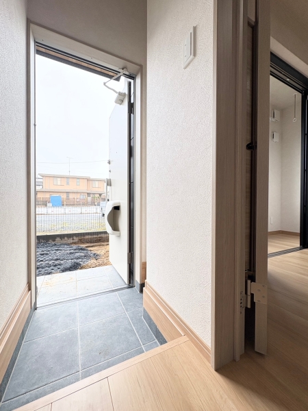 玄関　※同物件角部屋の参考画像になります。
