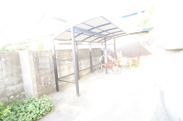 その他共有部分　雨の日でも安心して止められる屋根付の駐輪場です☆