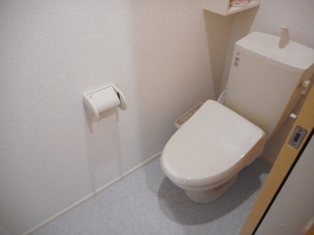 トイレ　落ち着いた色調のトイレです