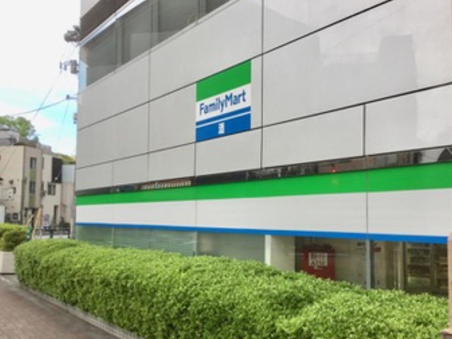 コンビニ　ファミリーマート護国寺駅前店（コンビニ）まで90m
