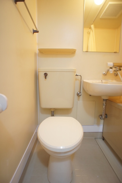 トイレ　白を基調とした空間で清潔感のあるトイレです♪