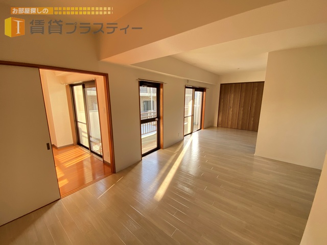 居室・リビング　日当たりの良い部屋ですね　※別部屋参考写真