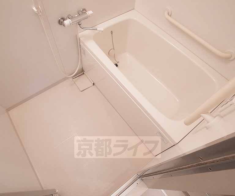 バス・シャワールーム　手すりがついていて使いやすい