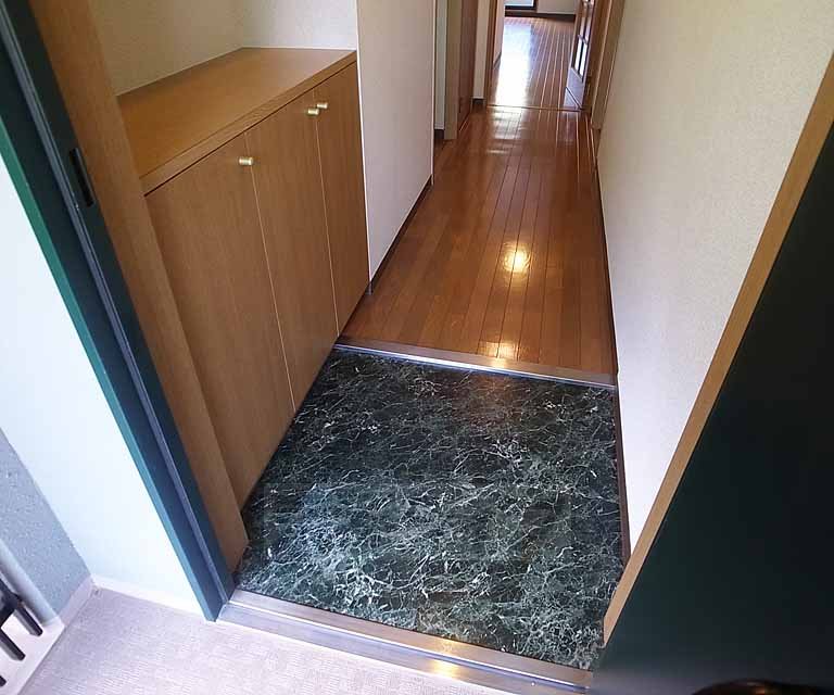 玄関　おしゃれなタイルを使っております