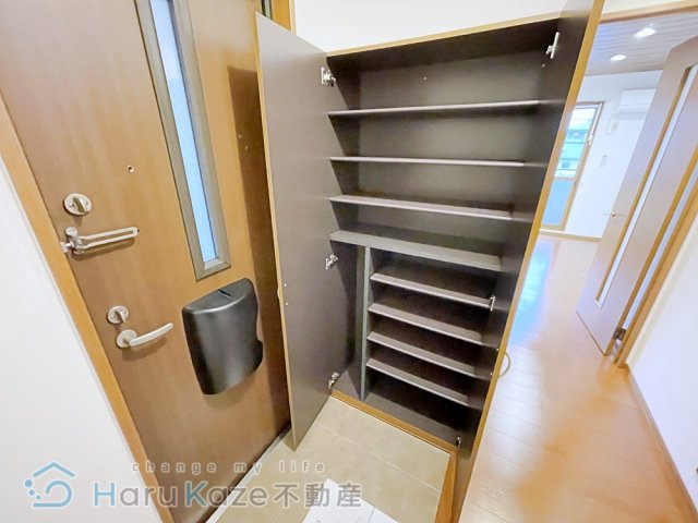 地下鉄桜通線 桜山駅 徒歩15分 3階建 築22年の玄関写真
