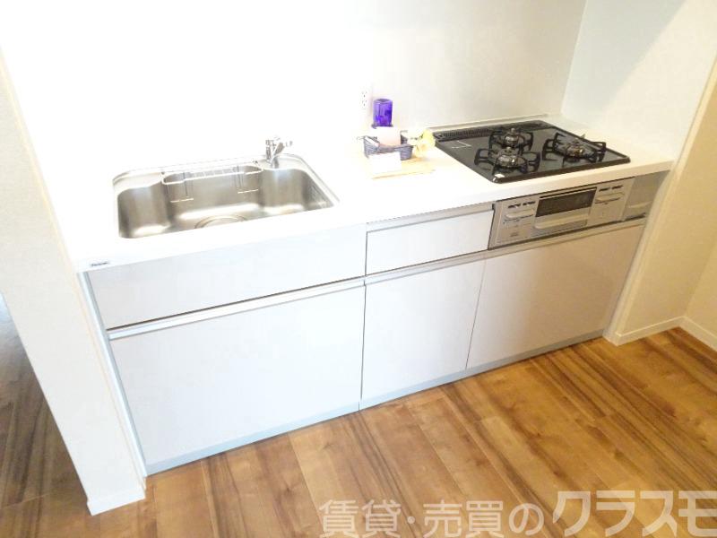 キッチン　効率よくお料理できる３口コンロ付き♪