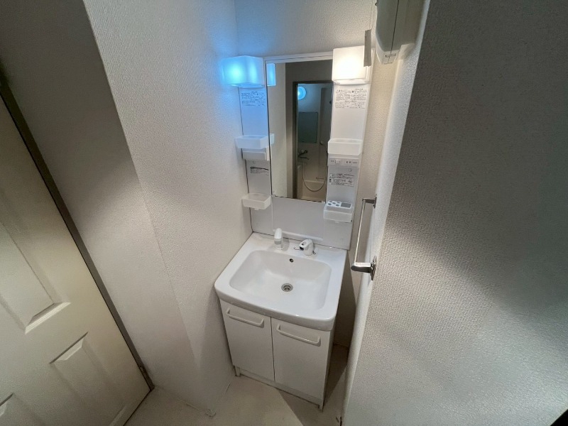 洗面設備　独立洗面台です。大きくてよいですね。シャンプーもできます！