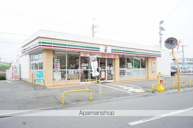コンビニ　セブンイレブン（コンビニ）まで909m